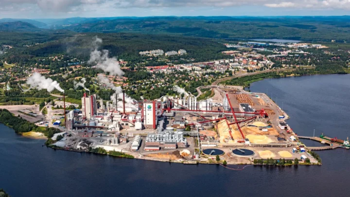Aerial view of SCA’s Östrand pulp mill beside the water in Timrå
